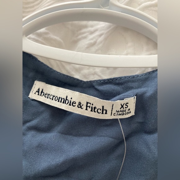 Abercrombie and fitch flutter sleeve top! - Picture 4 of 4